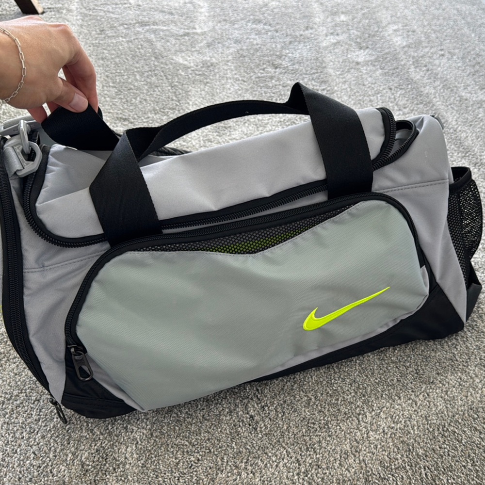BRAND NEW Nike Gray and Black Duffel Bag with Athletic Style